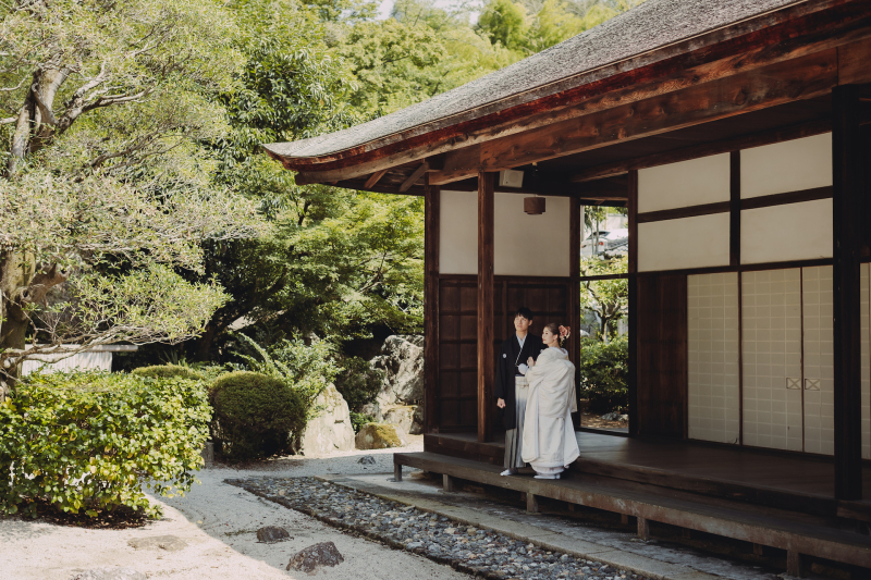 お寺の縁側で