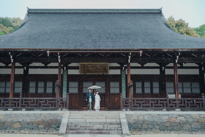雨の中でも和傘で。