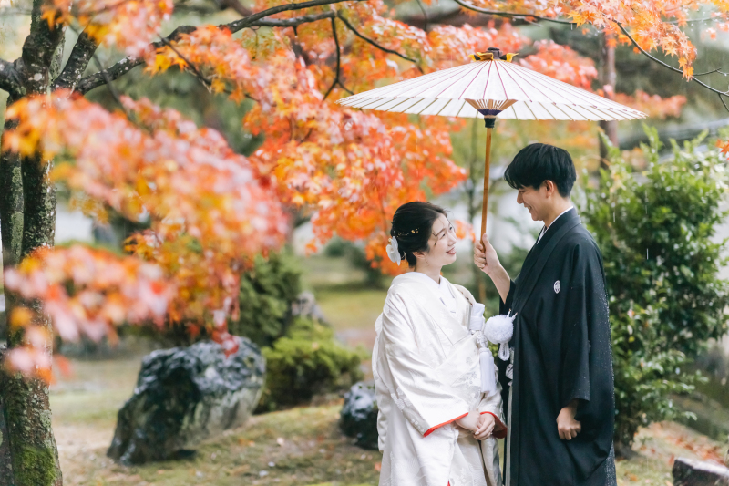 外で紅葉と一緒に相合傘を