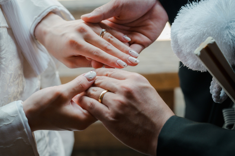 手元と指輪メインで