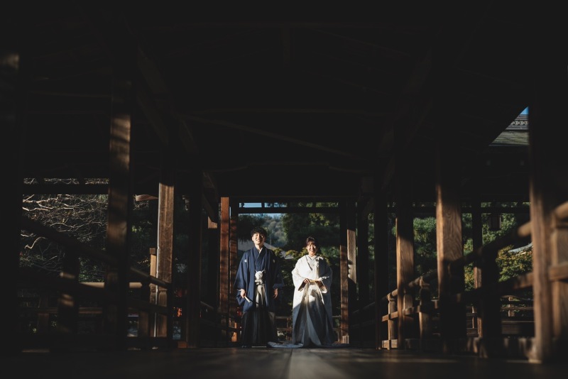 西陽が差し込む廊下で