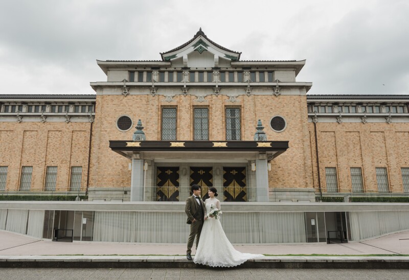 建築を背景に、お2人を主役に
