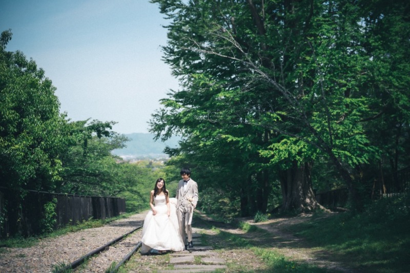 寄り添って歩く