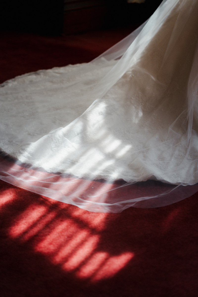 ベールとドレスに差し込む光