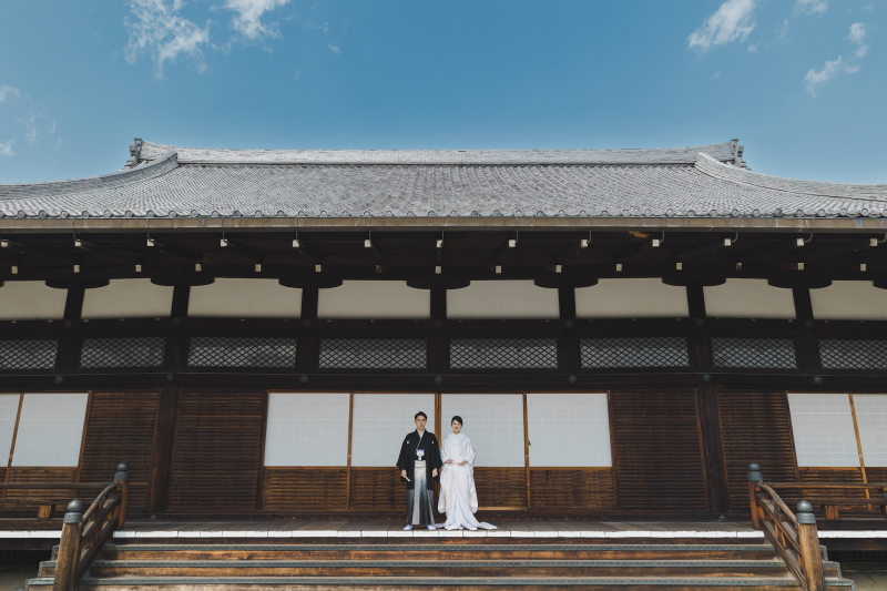 青空と建物を一緒に