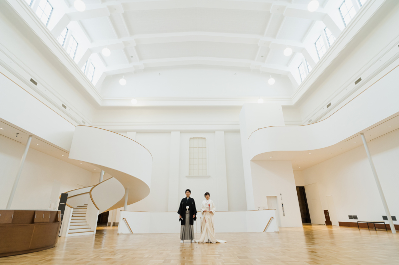 真っ白な中央ホール