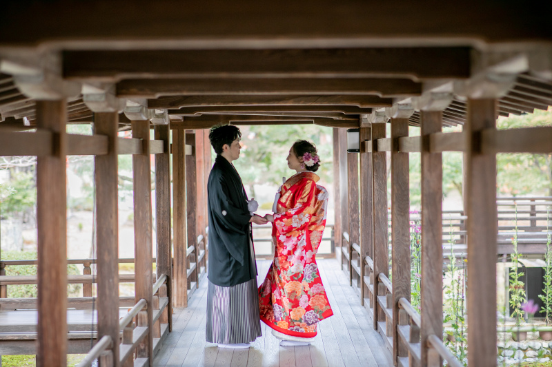 回廊を歩きながら