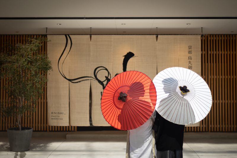 暖簾前のシルエットショット