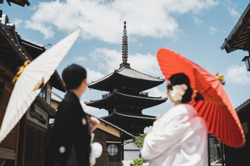 八坂の塔を背景に
