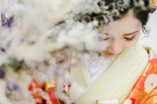 女性の仕草の中にある美しさを見つけるのを心がけています。