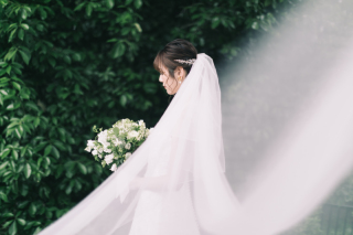 女性目線で、一番綺麗な角度を探します。女性ならではのこだわり、衣装、小物、ヘアメイク、ネイルなど、細かい部分まで意識しています。