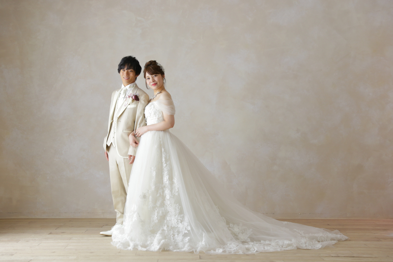 まずはウェディングドレスから