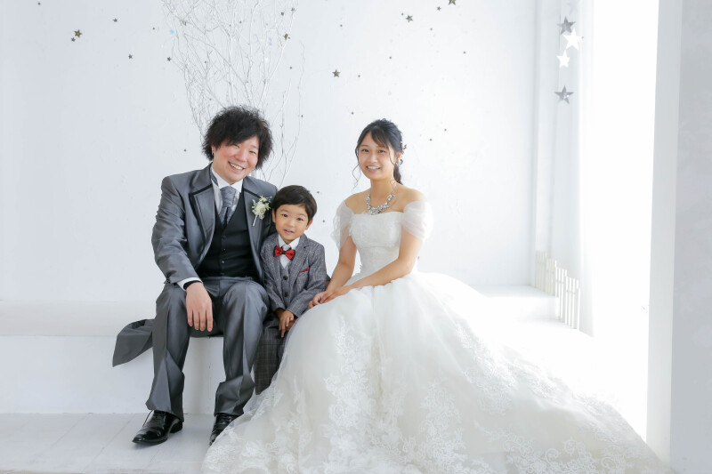 【家族(お子様)と一緒に記念撮影】スタジオ撮影・衣装１着・ファミリーベーシックプラン◇お子様衣装&データ3枚&美肌補正付き◇