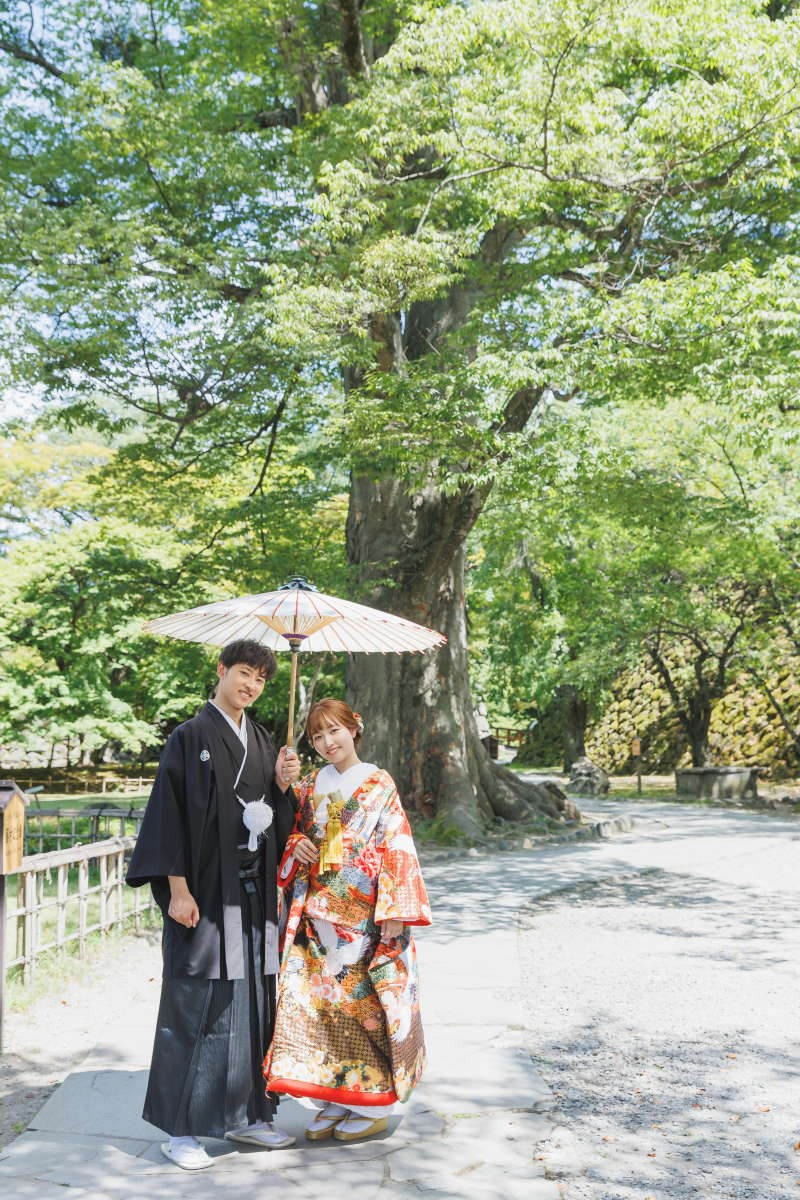 大きな欅の木の前で♪