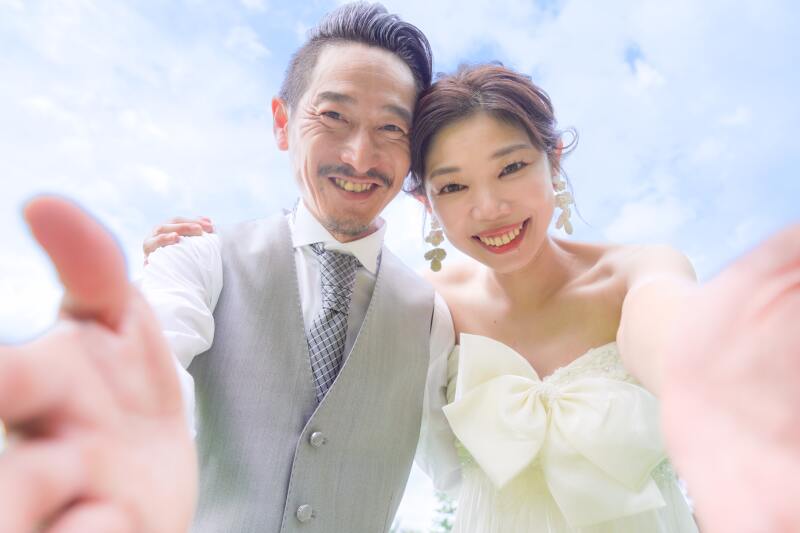 カメラを覗き込んで