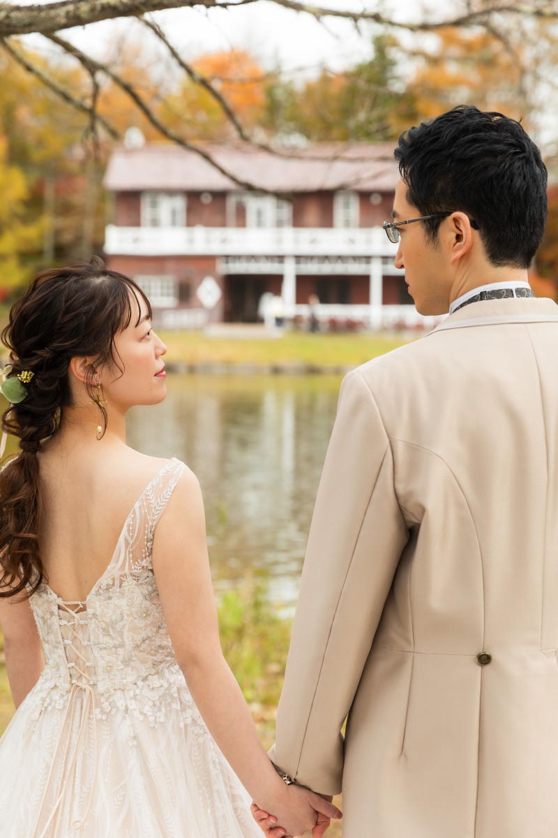 手を繋いで見つめ合う瞬間。