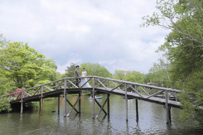 湖にかかる橋で