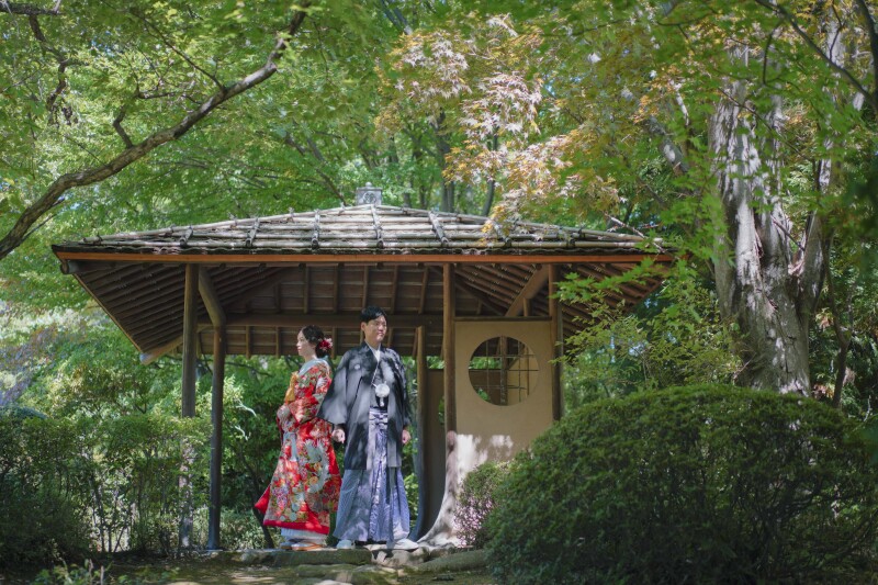 建物をバックに