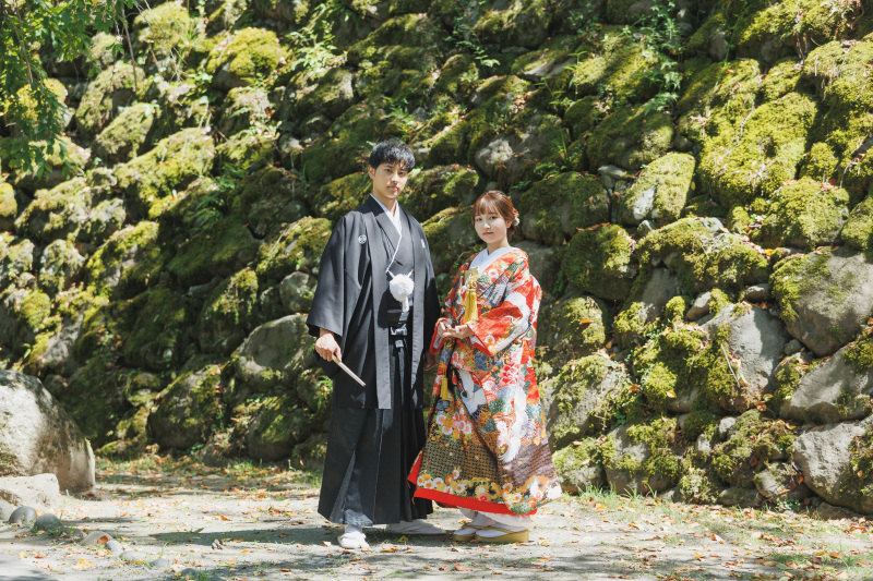 苔むした石垣と