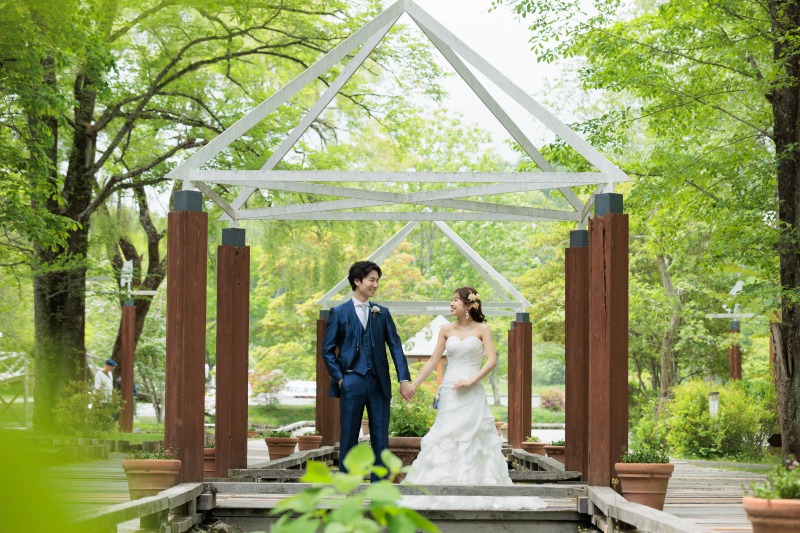 印象的な入口の前で