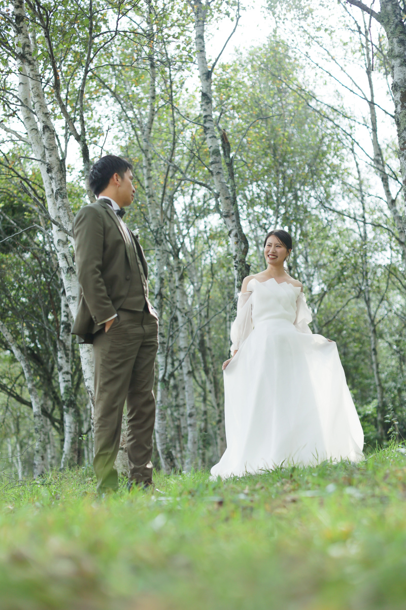 森林の中を歩くふたり