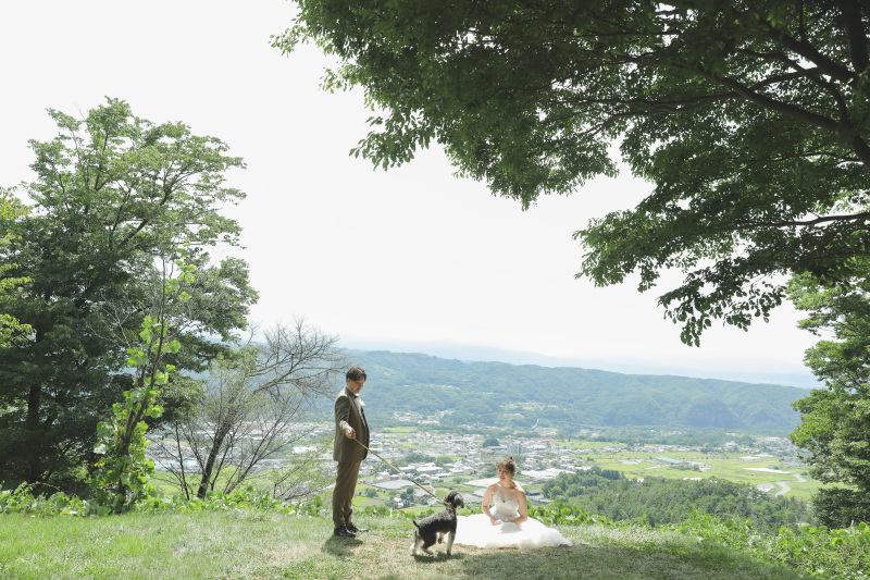 何かを喋るかけているようで