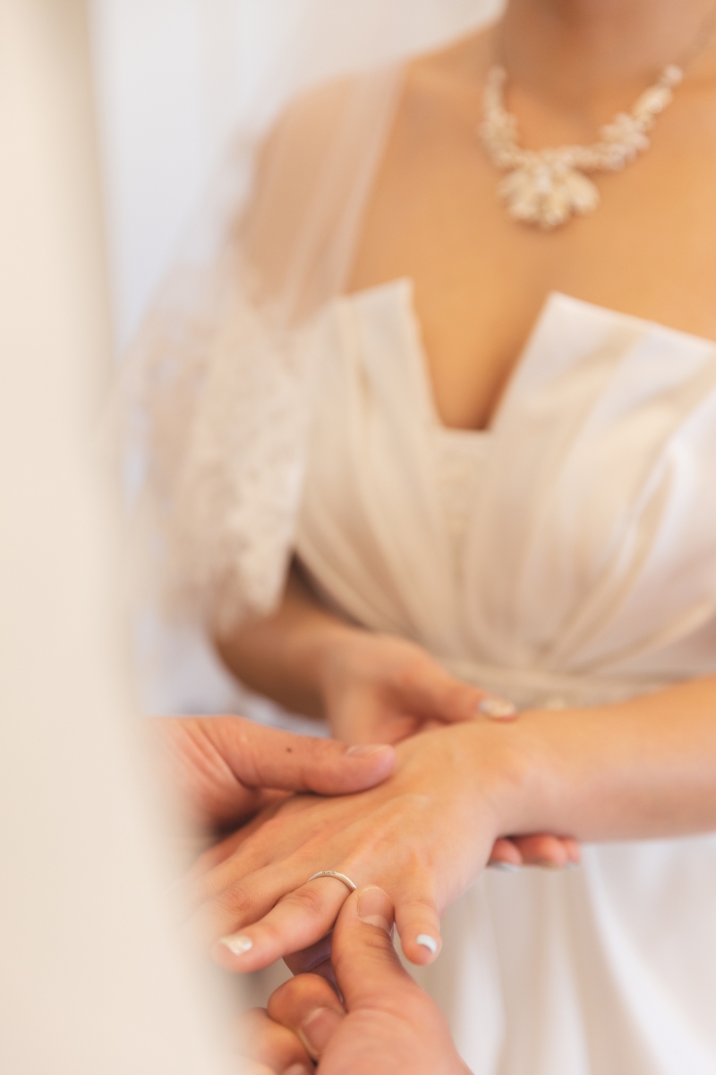 背景のアクセサリーも相まって指輪が映える！