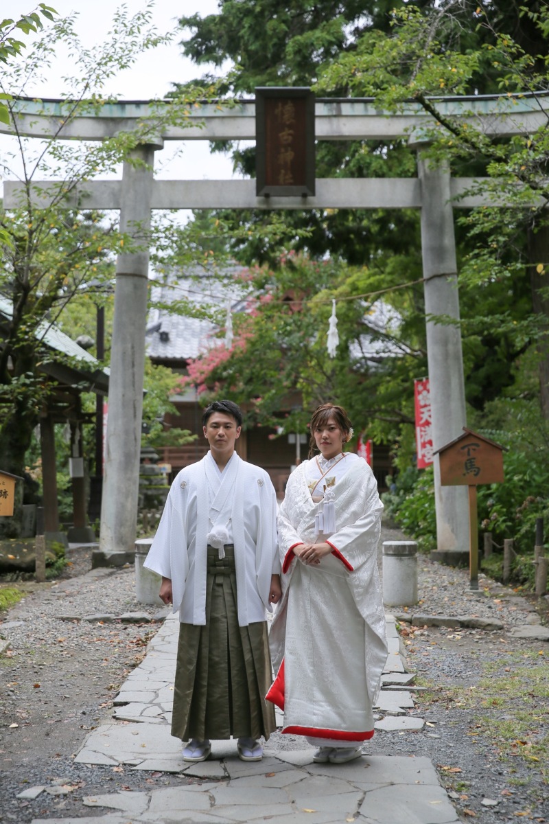鳥居をバックに