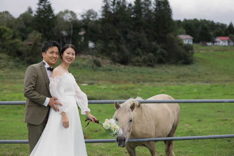 ブーケに興味津々！