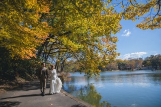 紅葉と湖の景色 photo by Kaito saito