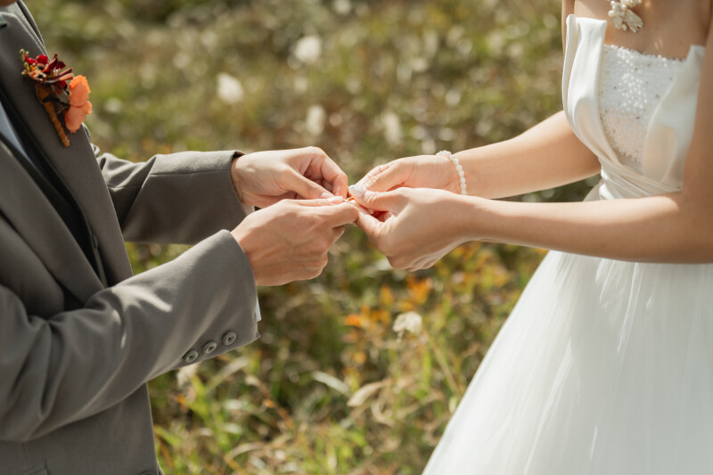 くっついた指輪をもって