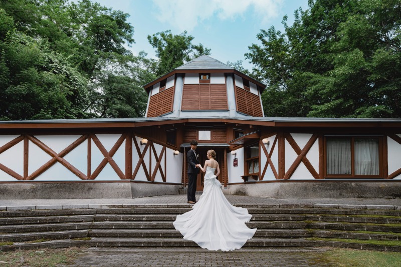 軽井沢 絵本の森美術館をバックに