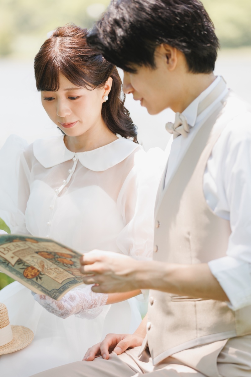 絵本を読みながら
