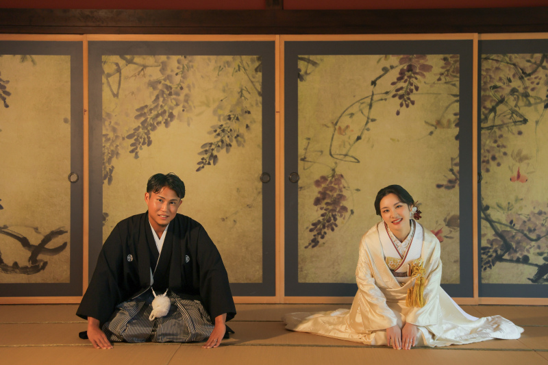 茶室でおじぎのポーズ