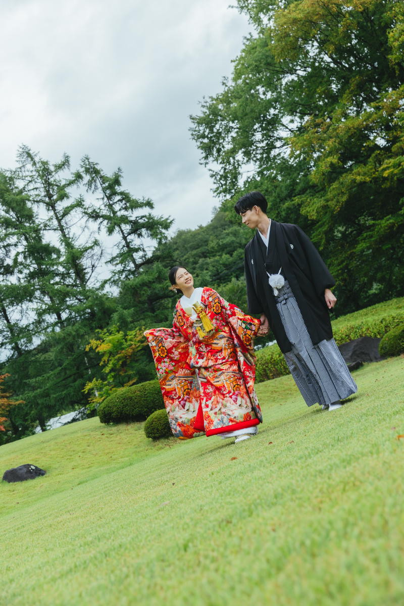 開放的な芝生をお散歩