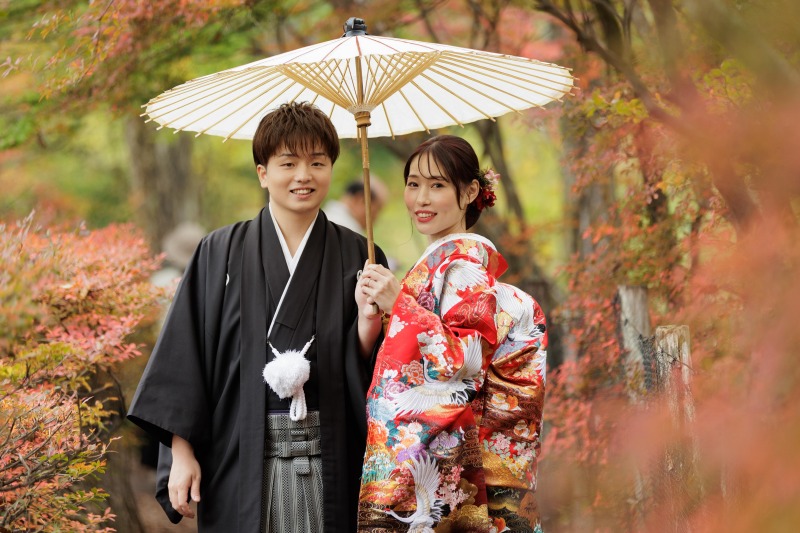 お二人で傘を持って