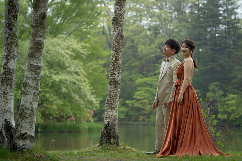 湖のほとりを歩く