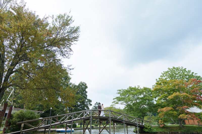 大きな橋の上で