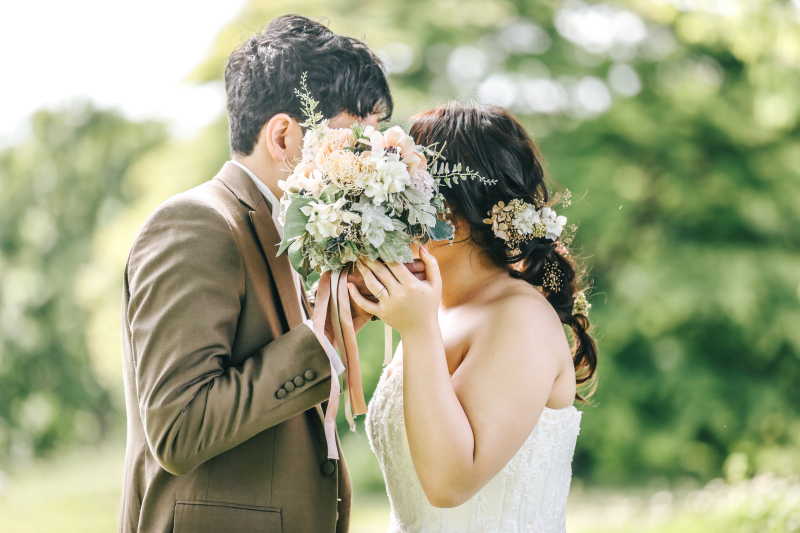 ブーケで隠して