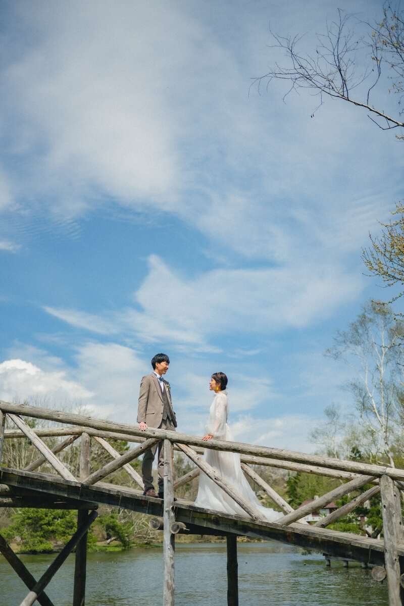 新緑に包まれたお二人の笑顔は