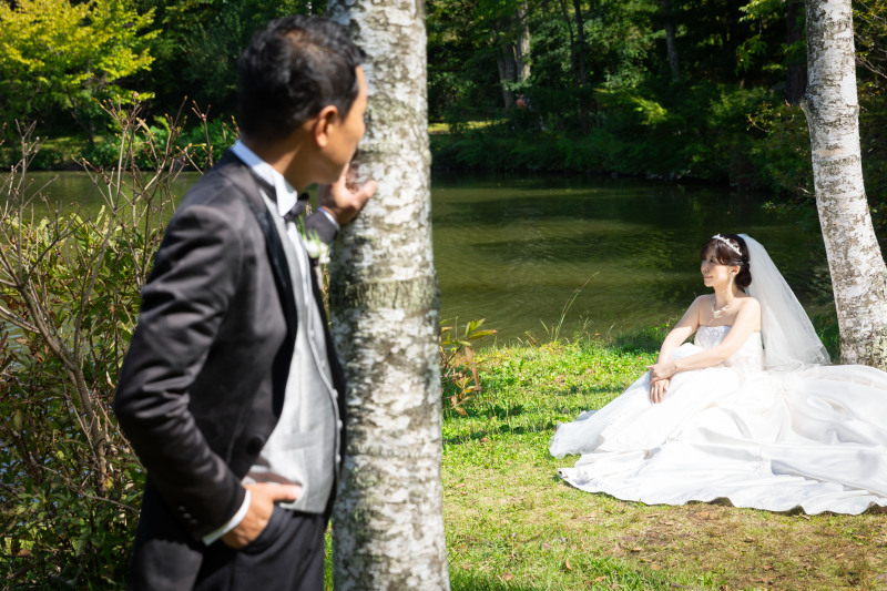 休憩中のご新婦様を見守っているご新郎様