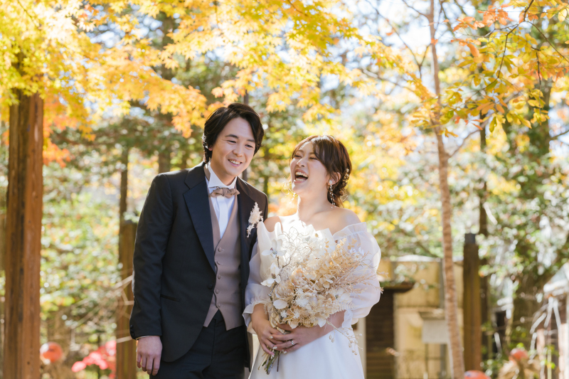 黄色の葉っぱと素敵なお二人