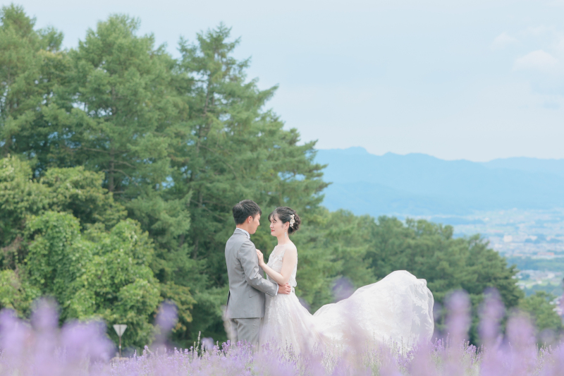 ドレスをなびかせて