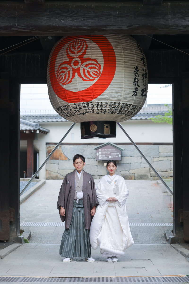 打って変わって和装で凛と