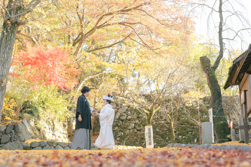 手を取り合って