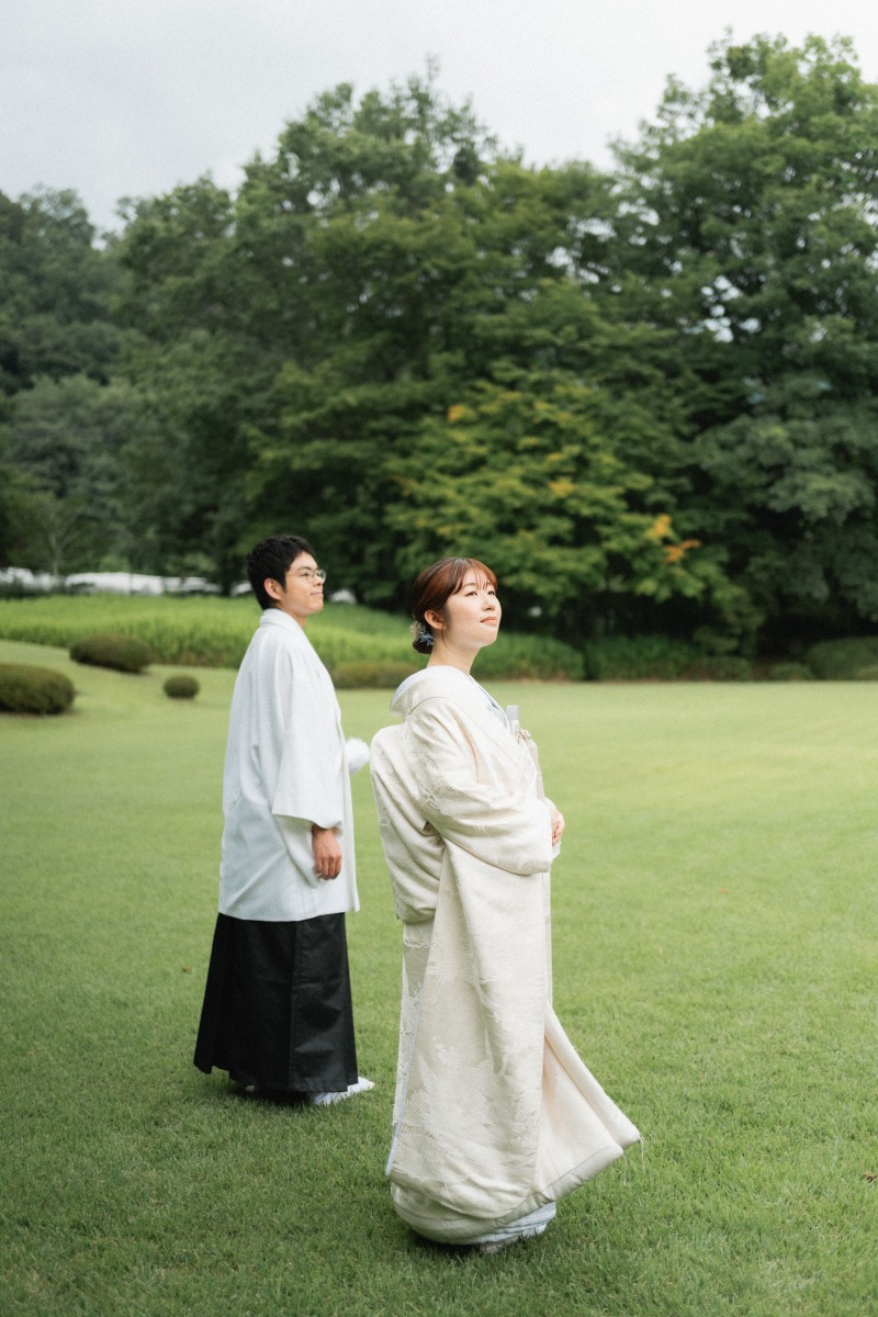 抜けた先には綺麗なお庭が現れます！