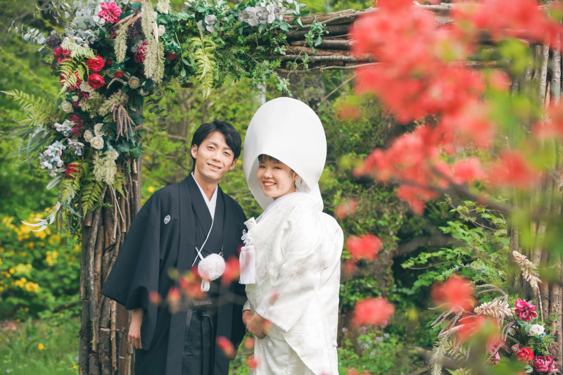 和装とフラワーアーチ