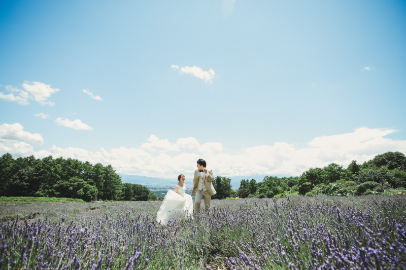 ラベンダーと青空とお二人と