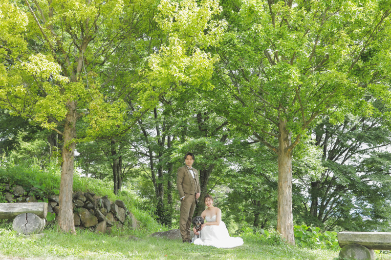 綺麗な緑背景に家族写真。