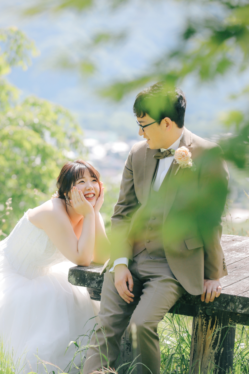 ウッドテーブルと緑と